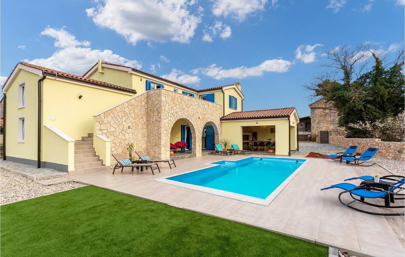 Gemütliche 200 m² große Wohnung mit Terrasse und Pool, 700 m vom Stadtzentrum von Kras entfernt in Kras, Krk