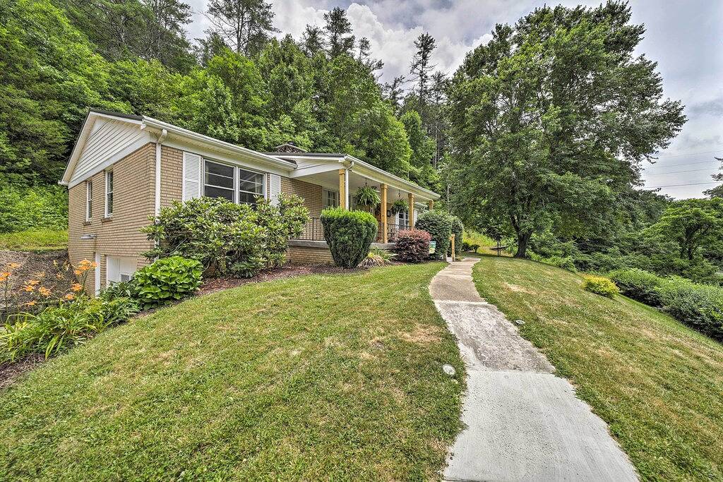 Fire Pit & Game Room: Family Home in Marshall in Madison County (NC)