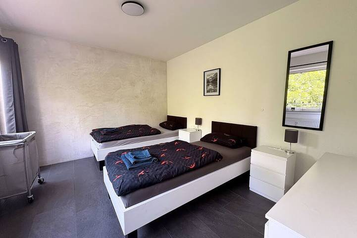 Ganze Wohnung, Modernes Apartment mit 4 Schlafplätzen, Parkplatz, Wlan & Balkon in Leverkusen, Bergisches Land