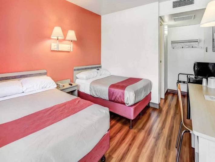Apartamento entero, 2 camas matrimoniales | Microondas in Medford, Oregon