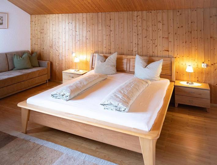 Ferienwohnung für 7 Personen, mit Balkon und Garten sowie Ausblick in Lingenau - 2