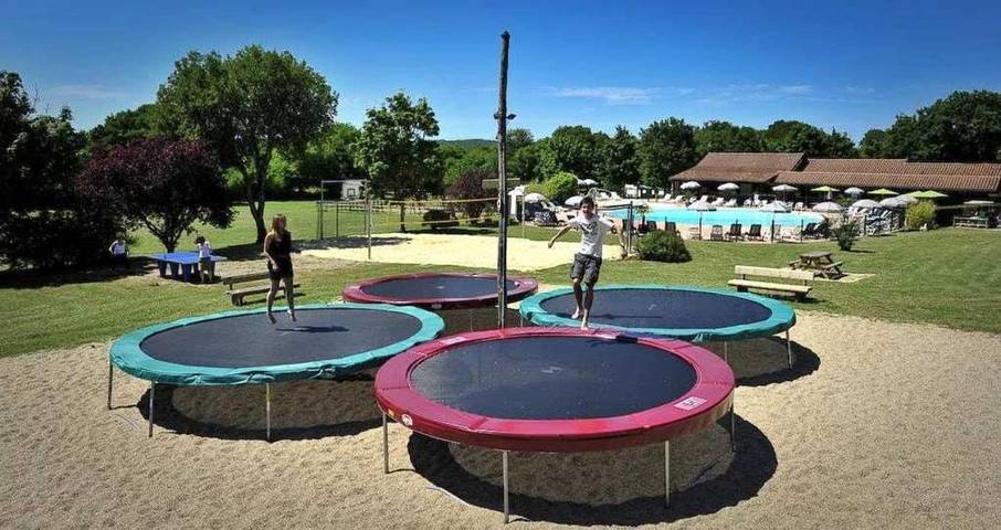 Location de vacances pour 4 personnes, avec terrasse ainsi que piscine et jacuzzi dans Forêt des singes - 4
