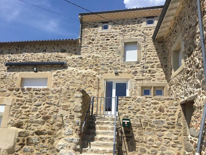 Gîte pour 8 personnes, avec Terrasse ainsi que Jardin et Piscine à Granges-les-Beaumont
