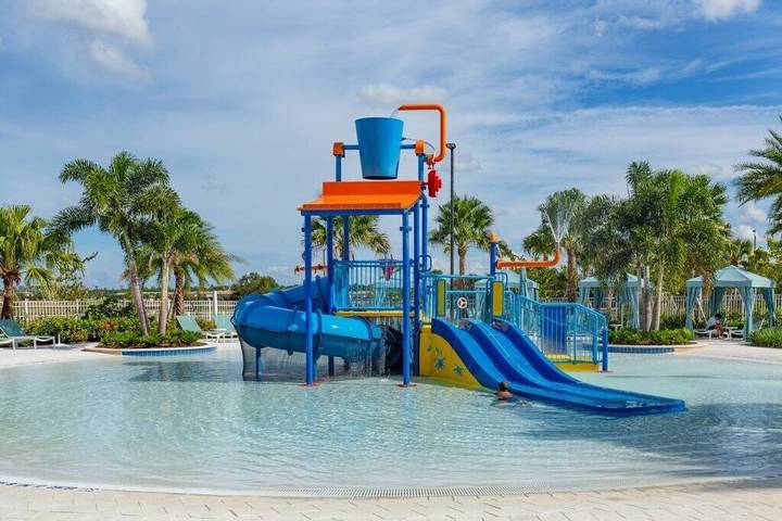 Vacation home for 14 people, with pool by Disney World