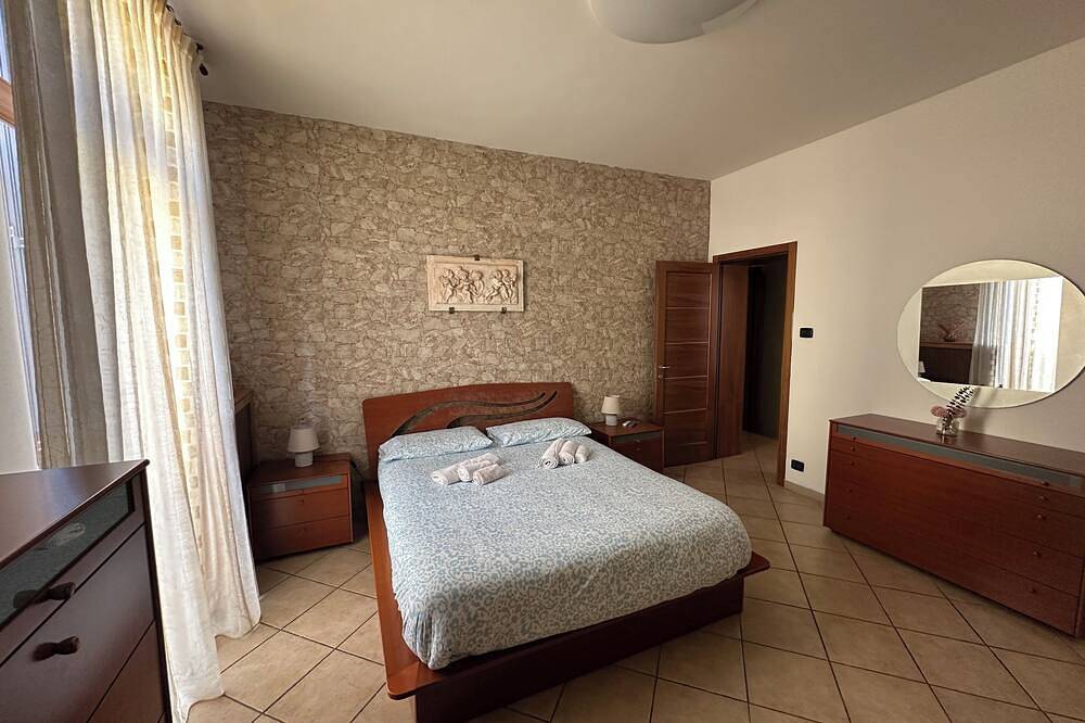 Entire apartment, \"Stylish and modern stay a stone's throw from downtown close to all amenities\" in Modena, Modena Province