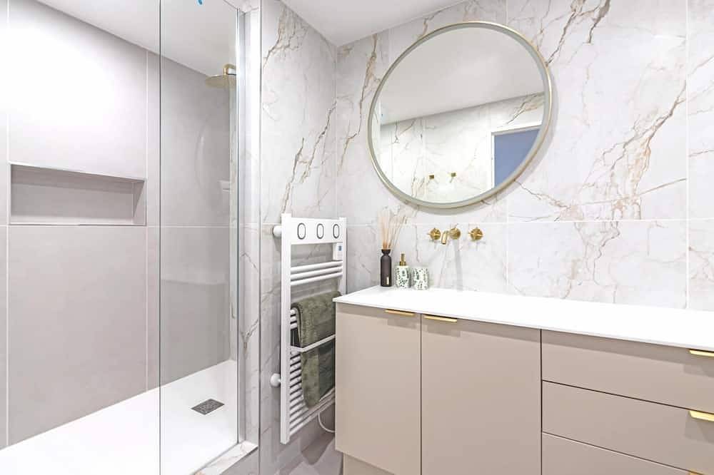 Entire apartment, Apartment view of all of Paris in Puteaux, Hauts-de-Seine