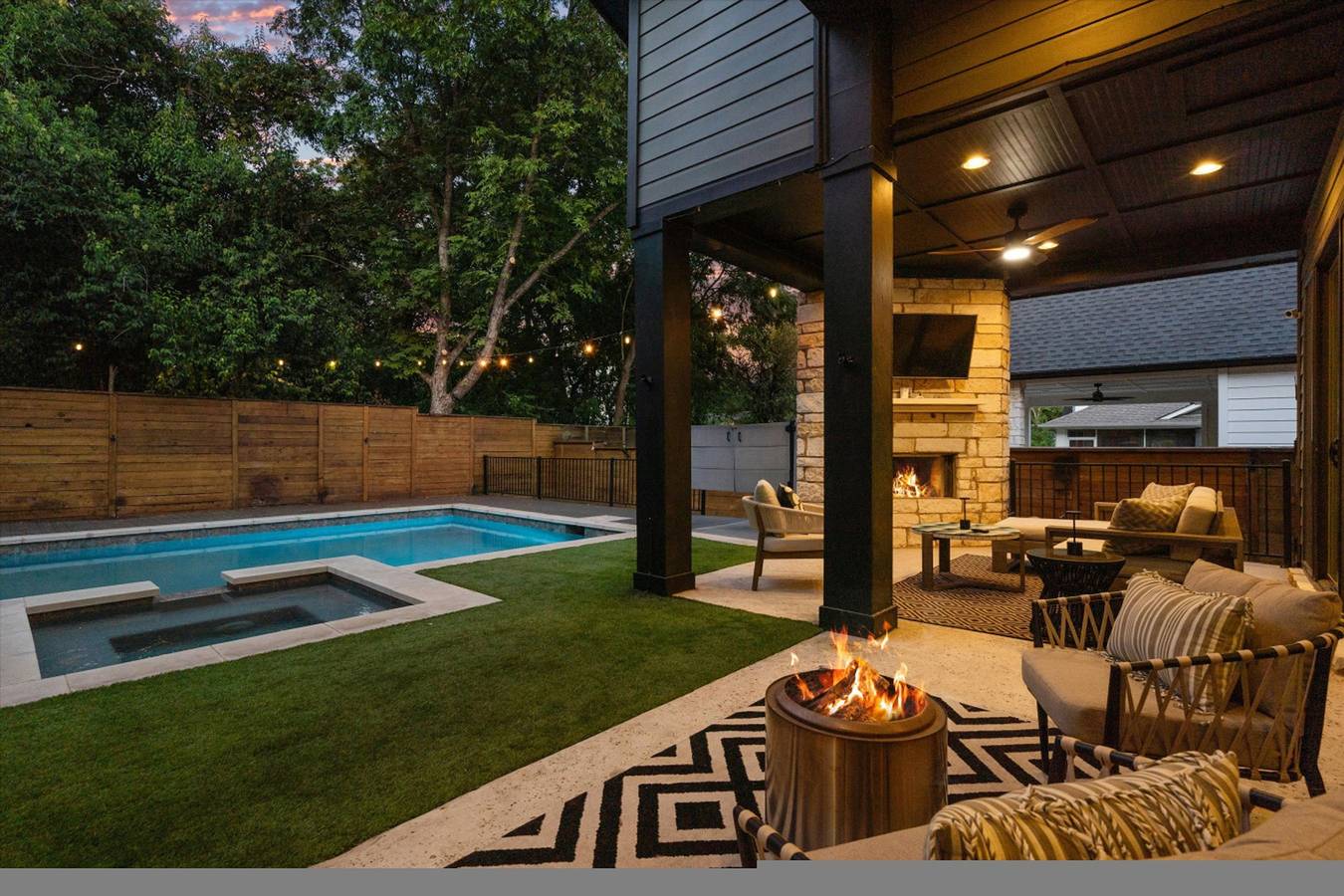 Zilker Homes | 2 Pools, Hot Tub, Fire Pits | Sleeps 18 in Austin, Condado de Travis