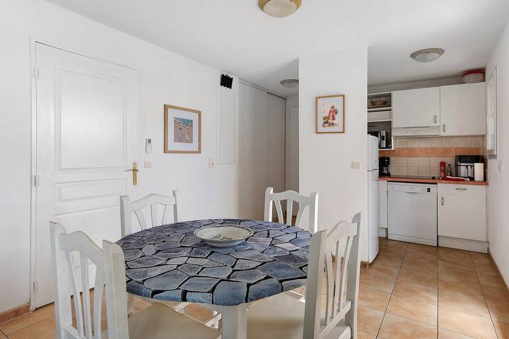 Holiday Home 'Le Petit Maison' with Pool, Private Terrace and Air Conditioning in Homps, Narbonne region