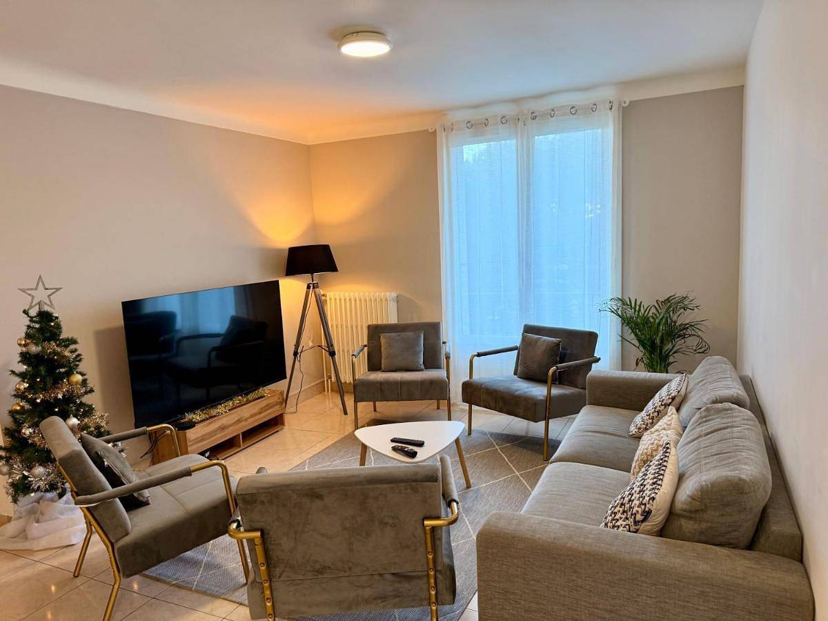 Appartement entier, Four-Bedroom Apartment in Saint-Herblain, Région de Nantes