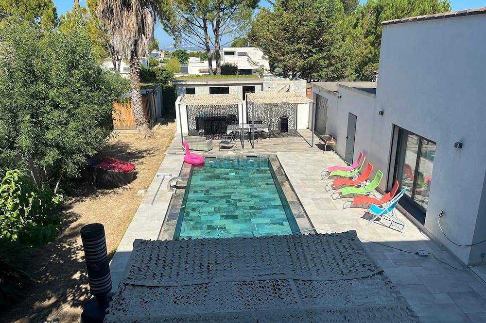 Contemporary villa with all comforts, perfect for family stays! in Marignane, Istres region