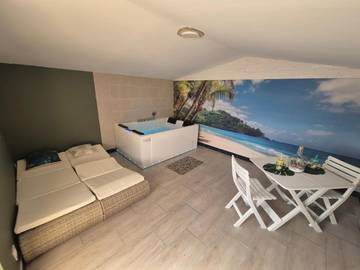 Gîte pour 2 personnes, avec jardin ainsi que jacuzzi et balcon à Thiviers