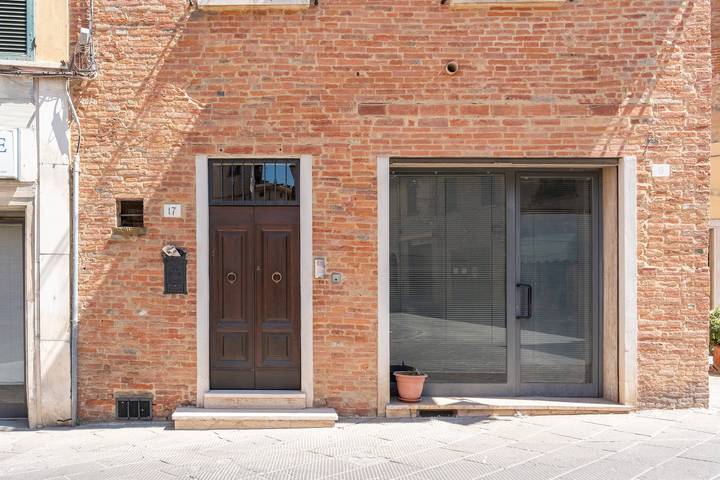 Entire apartment, 'Stanza Verde' Room with Balcony, Wi-Fi and Air Conditioning in Foiano della Chiana, Arezzo Province