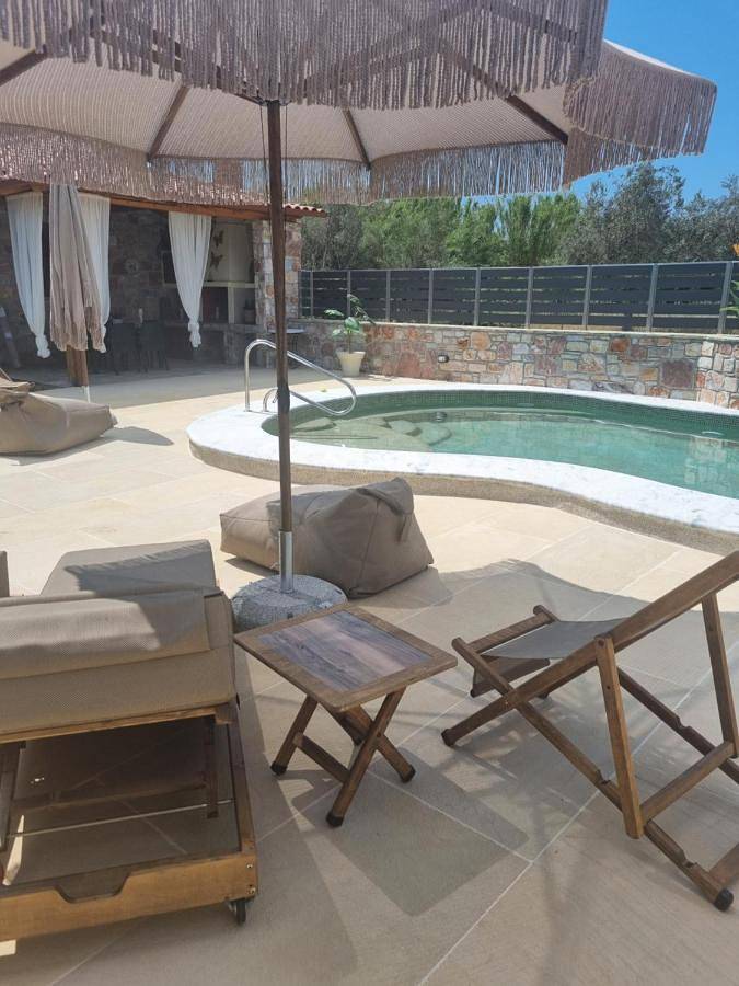 Location de vacances pour 4 personnes, avec jardin ainsi que piscine et vue dans Ormos Panagias - 2