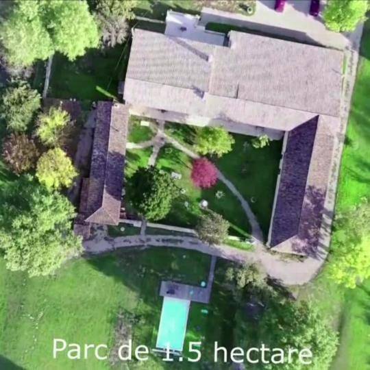 Location de vacances pour 3 personnes, avec jardin ainsi que vue et piscine à Guillac (Gironde)