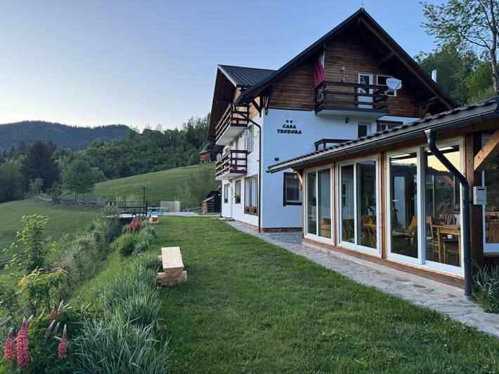 Gîte pour 10 personnes, avec jardin et jacuzzi ainsi que balcon et piscine