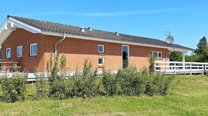 Ferienhaus für 11 Personen, mit Pool und Garten sowie Whirlpool und Sauna in Pøt Strandby