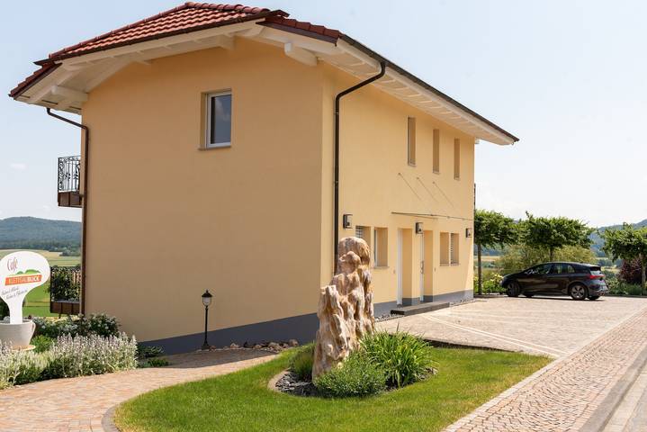 Appartement entier, Appartement '5' avec jardin partagé, balcon et Wi-Fi in Wutöschingen town, Klettgau