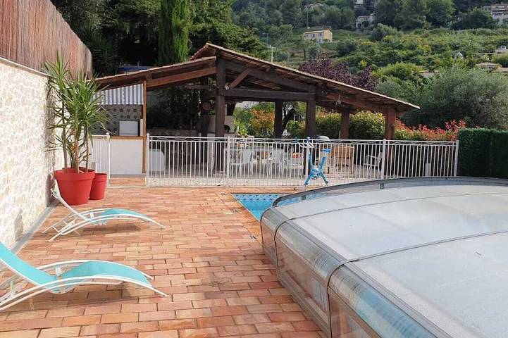 Gîte pour 4 personnes, avec Terrasse ainsi que Jardin et Piscine à Falicon