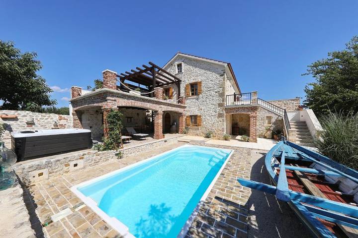Villa für 4 Personen, mit Ausblick und Garten sowie Pool, mit Haustier in Zadar