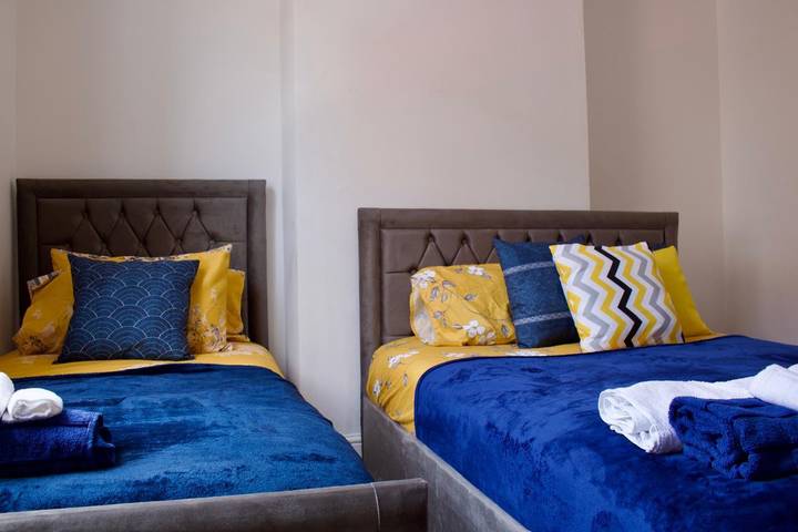 Green Corner House Sleeps 6 & Free Parking in Nottingham, East Midlands