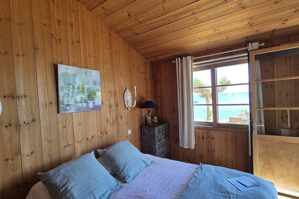 Superbe cabane typique au Cap Ferret, les pieds dans l'eau in Bassin d'Arcachon