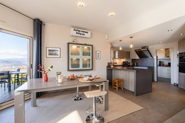 Location de vacances pour 10 personnes, avec terrasse ainsi que jacuzzi et piscine, animaux acceptés à Annecy-le-Vieux - 3