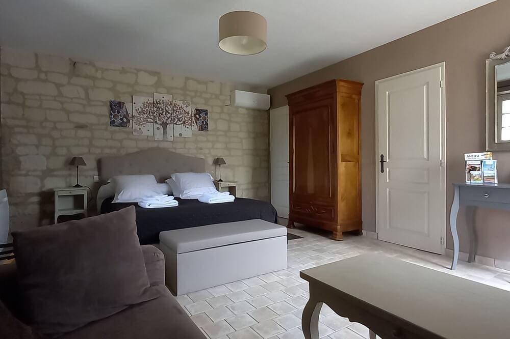 Toucan, 25m² air-conditioned room on first floor, separate entrance in Les Ulmes, Valle del Loira