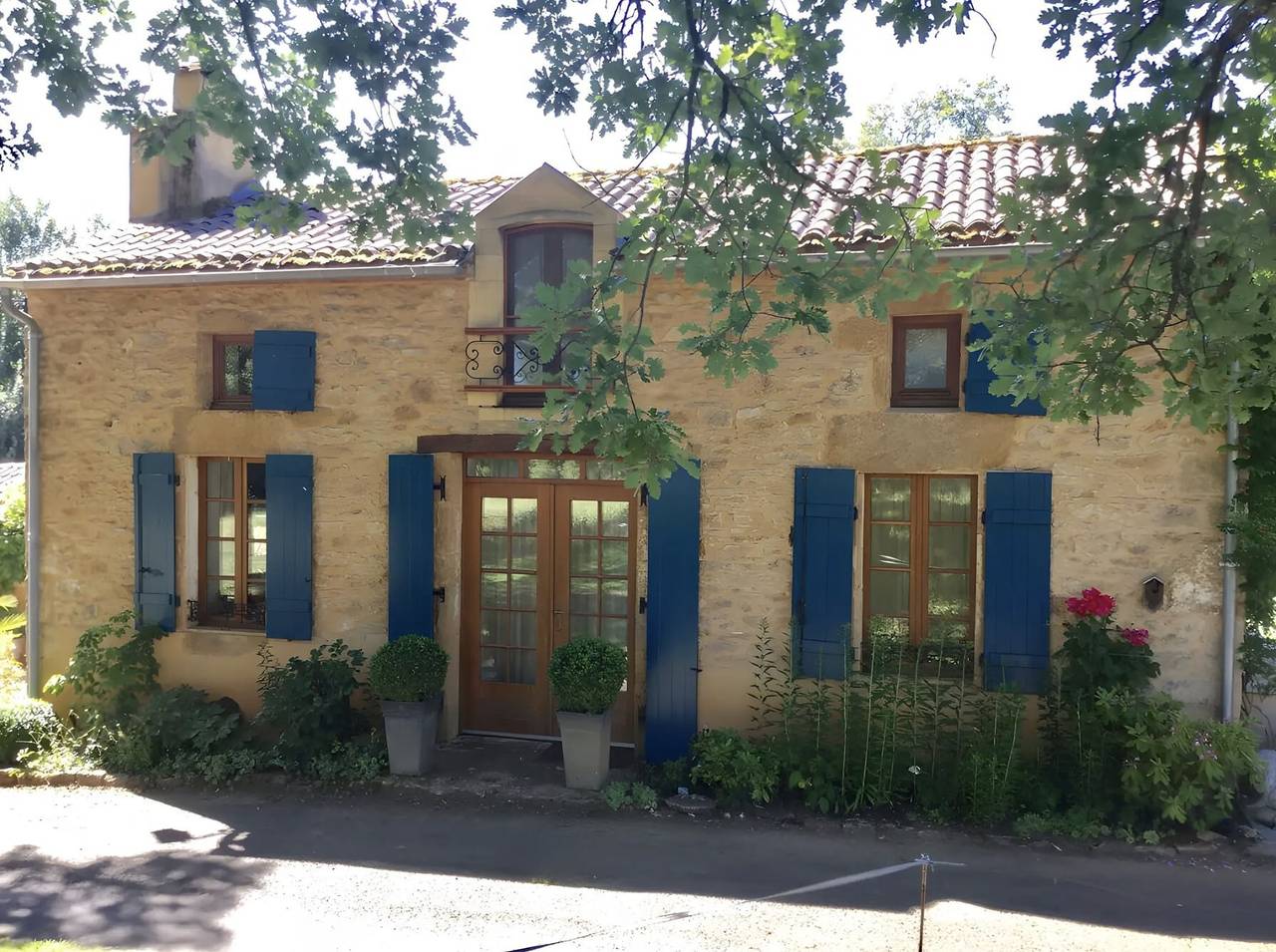 Le Moulin Bas Vraie Guest Room with Private Pool, Wi-Fi, and Air Conditioning in Loubejac, Périgord Noir