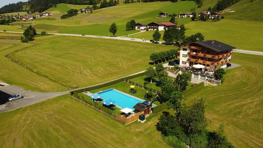 Ferienwohnung für 4 Personen, mit Garten und Pool sowie Whirlpool in Walchsee