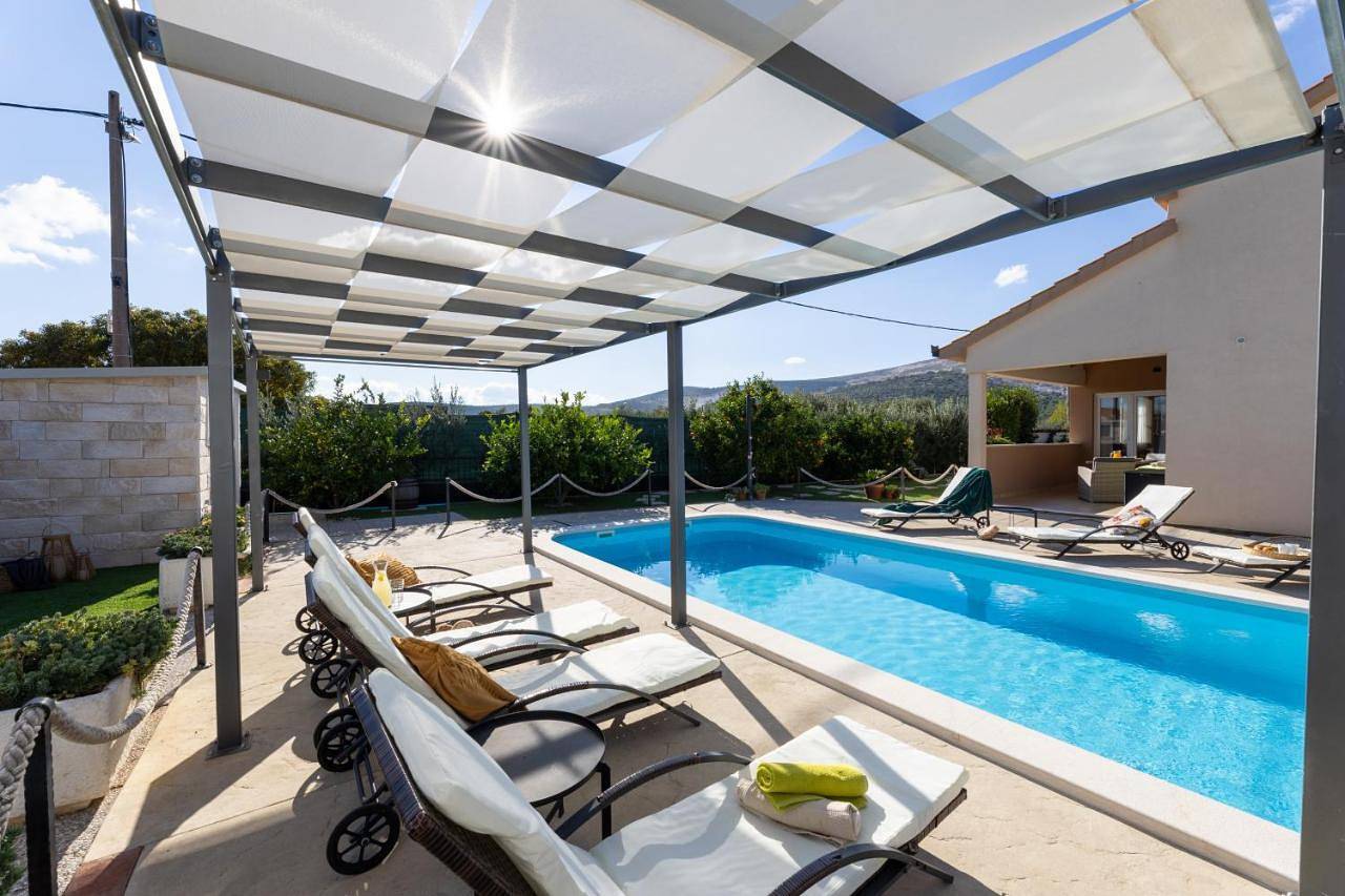 Beautiful Holiday Home "Villa Luka" in Plano (Kroatische Adria), Kaštela