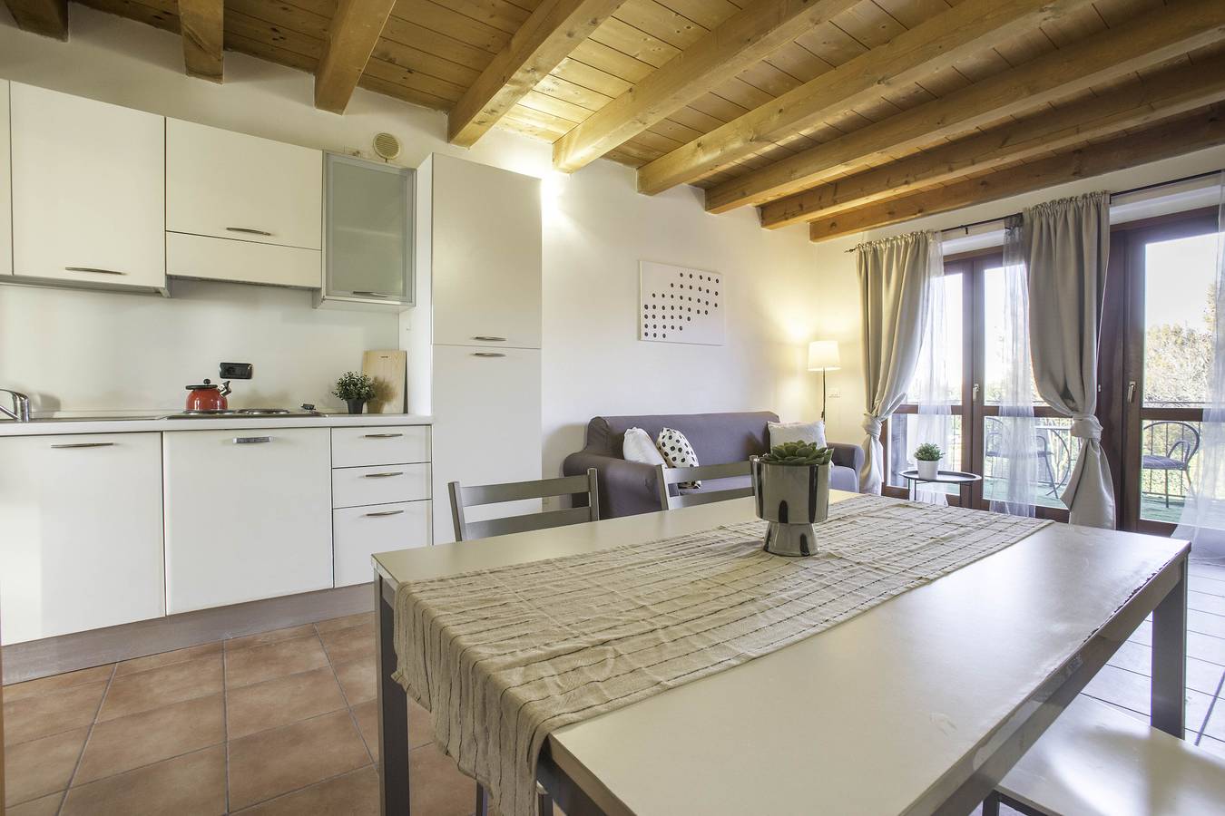 Appartement entier, Appartement de vacances pour 4 personnes avec terrasse in Castelnuovo del Garda, Montagnes autour du lac de Garde