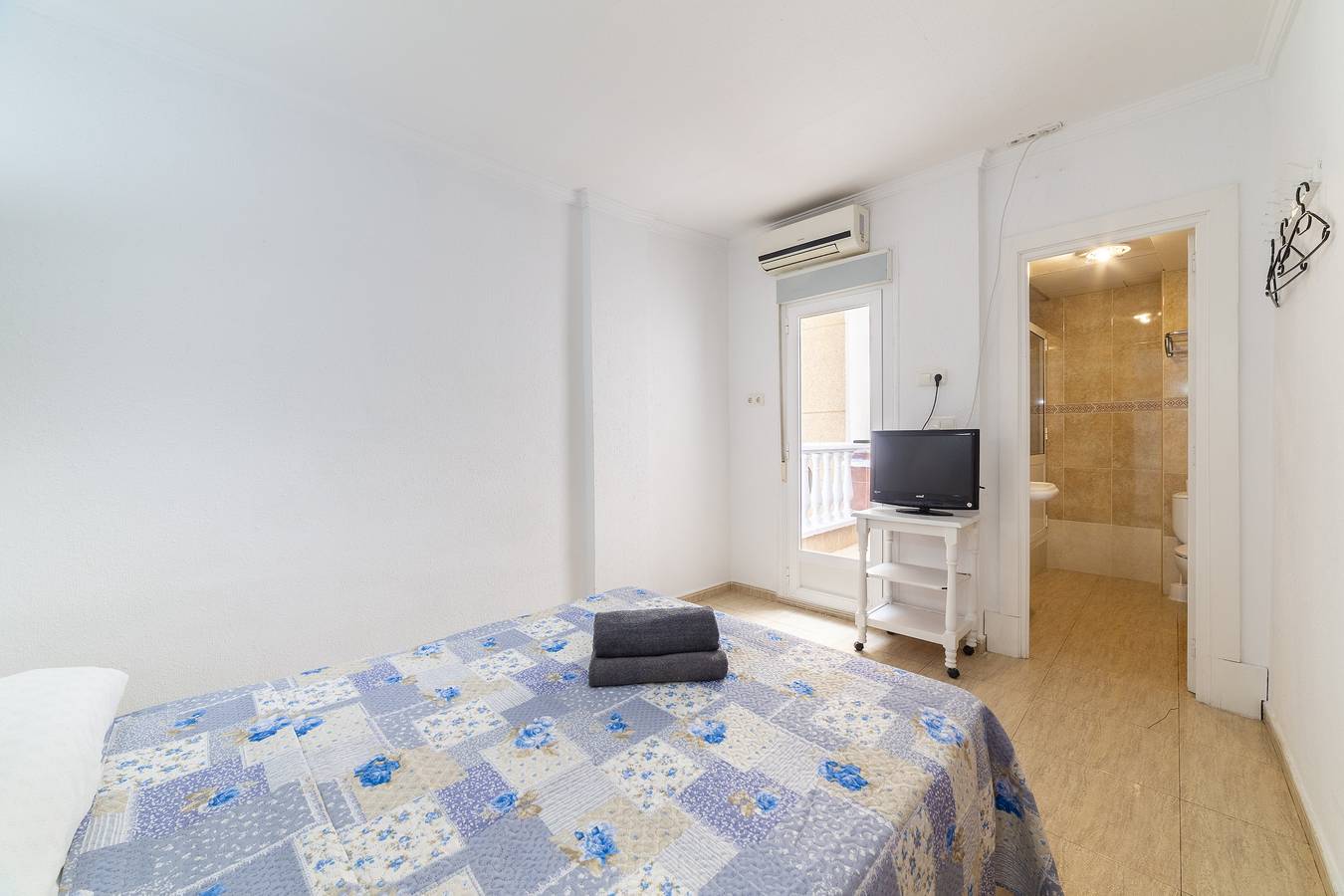 Habitación 'Doble 13' con terraza privada, Wi-Fi y aire acondicionado in Roquetas de Mar, Costa de Almería