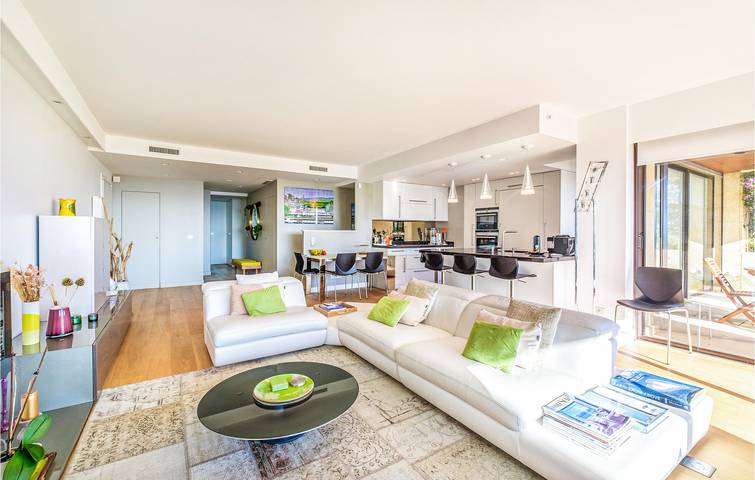 Entire holiday apartment, Seaside Condo: 700m to Plages du Soleil in Vallauris, Mediterranean Coast (France)