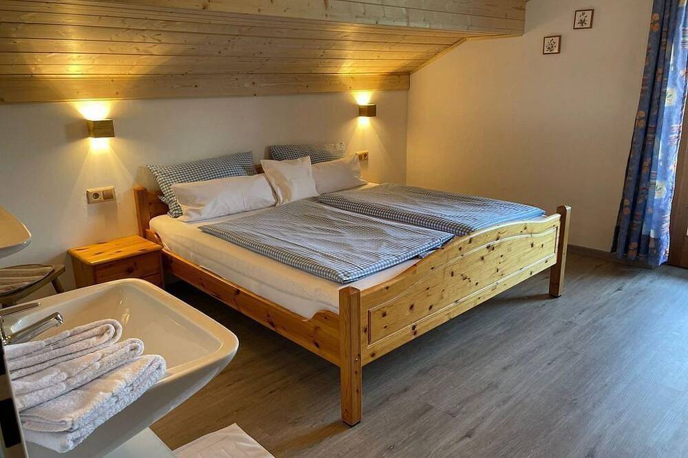 \"Nr. 3\" - Ferienwohnung/2 Schlafräume/Dusche, Wc - Bergbauer, Ferienwohnung Zum in Mittenwald, Bayerische Alpen