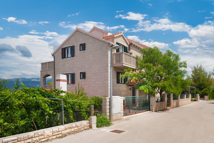 Ganze Wohnung, 2-Zimmer-Ferienwohnung mit Balkon und Meerblick Postira, Brac A-15242-c in Postira, Brac