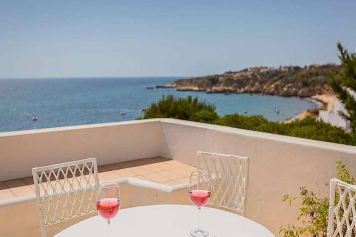 Villa voor 11 personen, with whirlpool and balkon/terras as well as terras in Praia da Oura