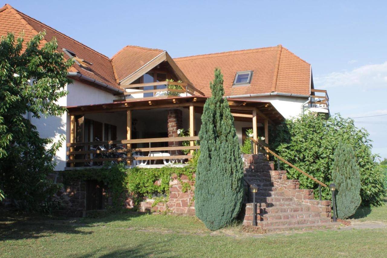 Vöröskő apartmanház in Revfülöp, Balaton Region