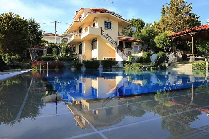 Location de vacances pour 8 personnes, avec jardin et balcon dans Anavissos