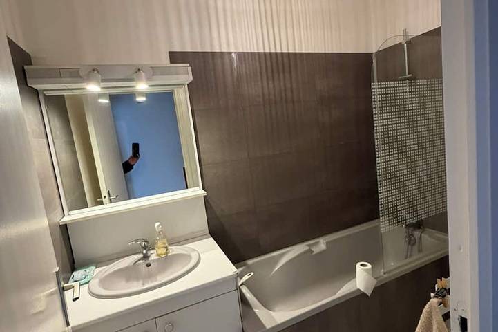 Entire apartment, Ouistreham, near the beach and downtown, a 38 m² furnished one-bedroom apartment in a quiet location—ideal for vacations. in Ouistreham, Caen region