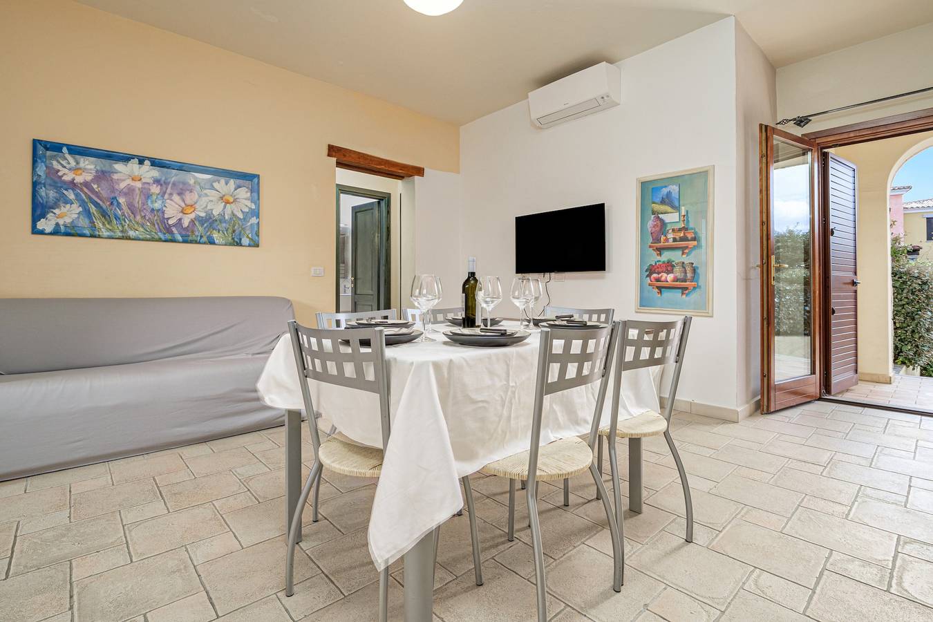 Ganze Wohnung, Apartment 'Trilo La Rosa' mit Gemeinschaftspool, Terrasse und Klimaanlage in Monte Petrosu, San Teodoro