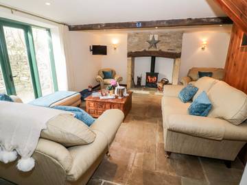Log Cabin for 6 People in The Cotswolds, South West England, Photo 3