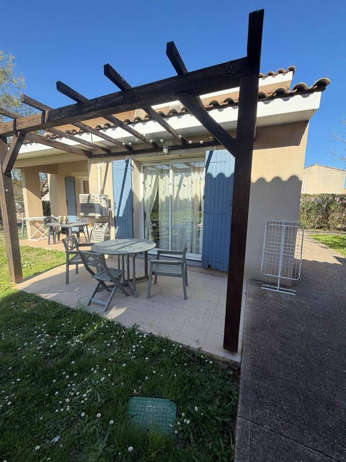 Appartement de vacances pour 4 personnes, avec vue sur le lac ainsi que terrasse et piscine