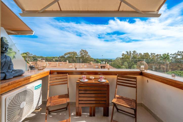 Entire apartment, Apartment 'Ocean View Dunas De Artola' with Sea View, Wi-Fi and Air Conditioning in Carib Playa, Marbella