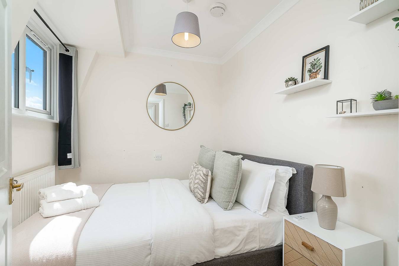 Entire apartment, Battersea Park 7 Min walk     Balcony     Caf  s Below in Wandsworth, London