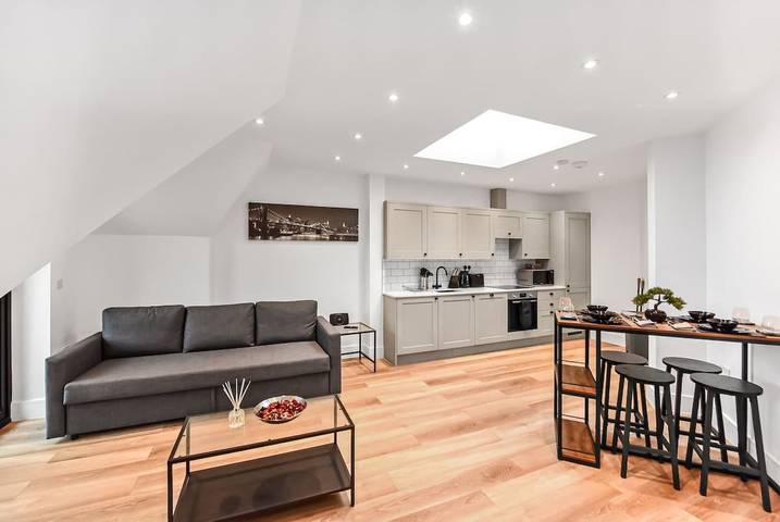 Apartment for 5 people, with terrace in Croydon