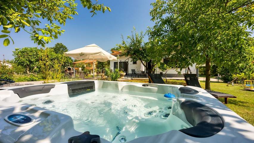 Chalet für 4 Personen, mit Garten und Terrasse sowie Whirlpool, mit Haustier in Kroatien