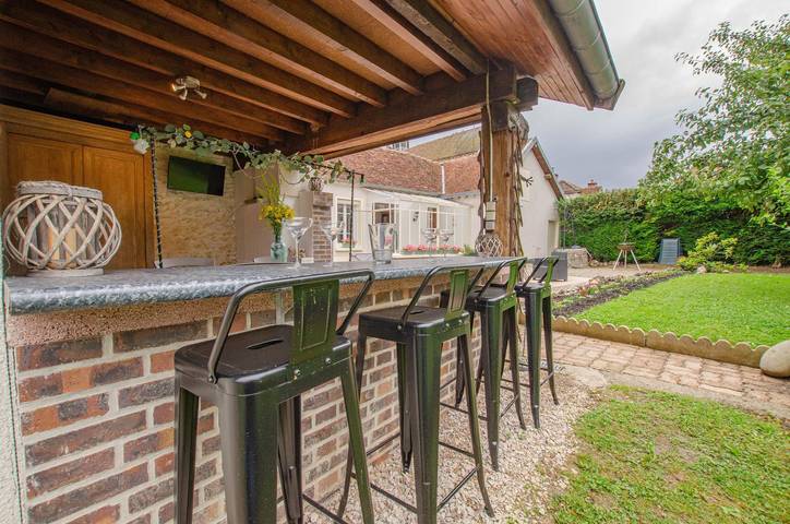 Gîte pour 4 personnes, avec Terrasse ainsi que Jardin et Piscine