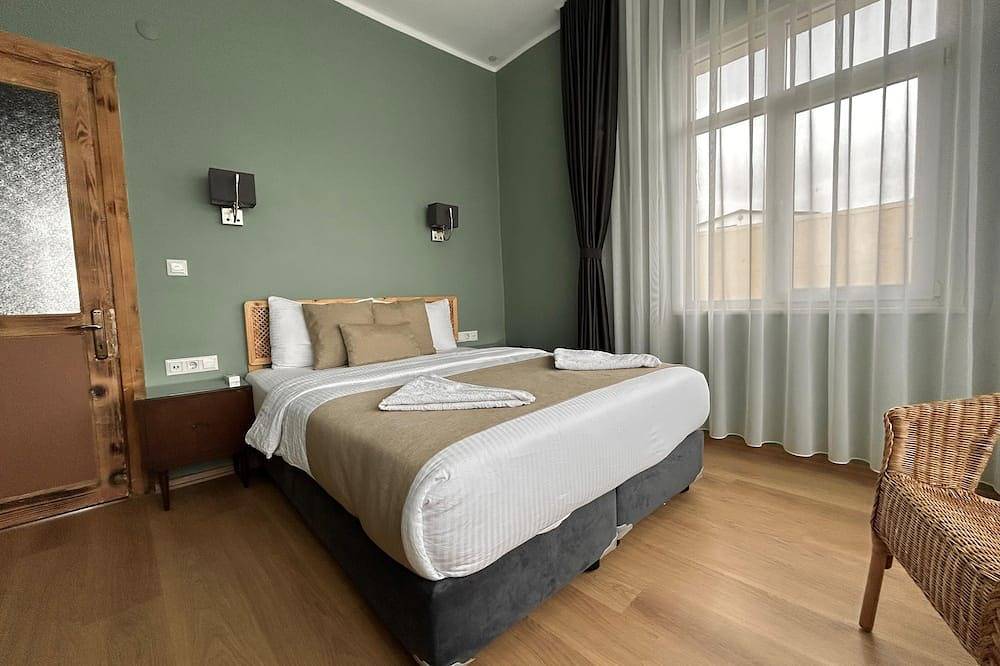 Golden Horn Gem: 3-Bedroom Apartment with Scenic Terrace and Seaside Location in Fatih, Istanbul