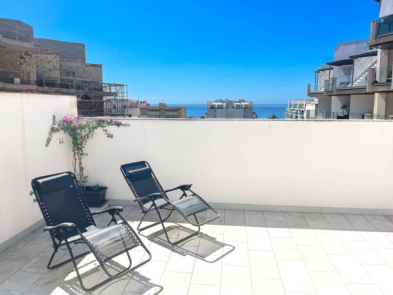 Apartamento inteiro, Apartamento 'Cucurrox' com Vista Mar, Piscina Partilhada e Wi-Fi in Torrox Costa, Torrox