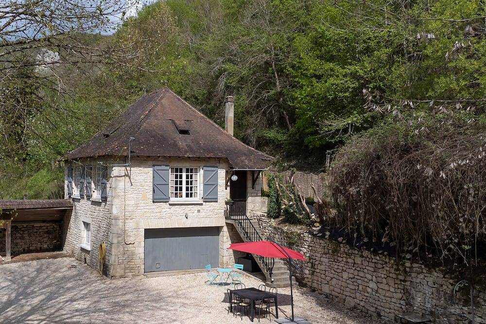 Dans un écrin de verdure, maison pour 4, à la frontière du Lot et du Périgord in Le Roc, Quercy